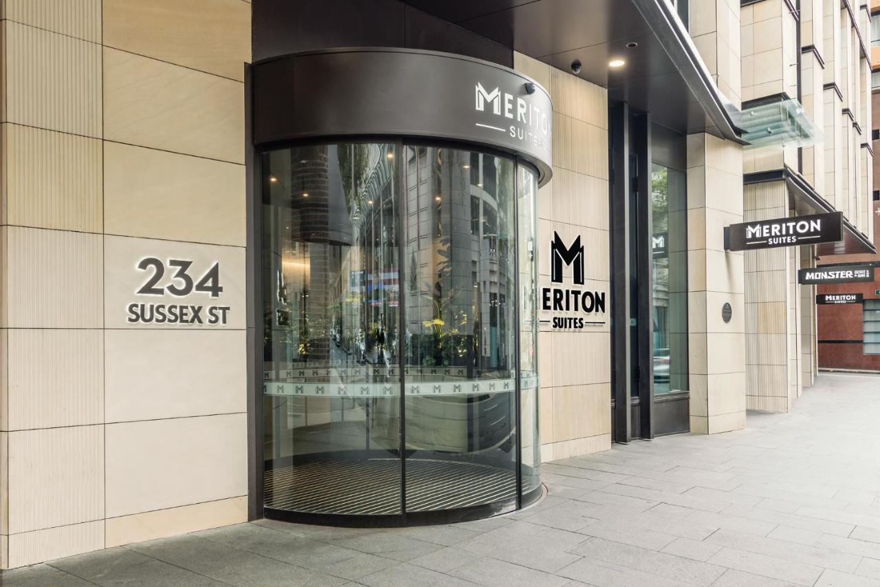 Meriton Suites Sussex Street, Σίδνεϊ Εξωτερικό φωτογραφία The photo shows the entrance of a building located at 234 Sussex Street. It features a modern glass revolving door, alongside a sign indicating "Meriton Suites." The facade is characterized by a combination of stone and glass elements, reflecting a c