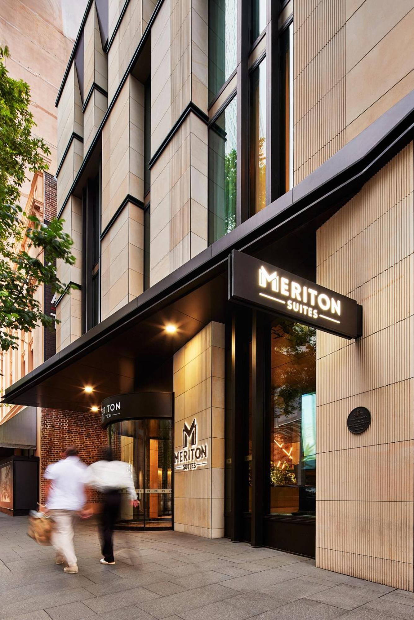 Meriton Suites Sussex Street, Σίδνεϊ Εξωτερικό φωτογραφία The photo shows the exterior of a building with the signage for "Meriton Suites." The entrance features a modern design, with sleek architectural elements and large windows. The entrance is highlighted by a prominent awning and illuminated signs, ind